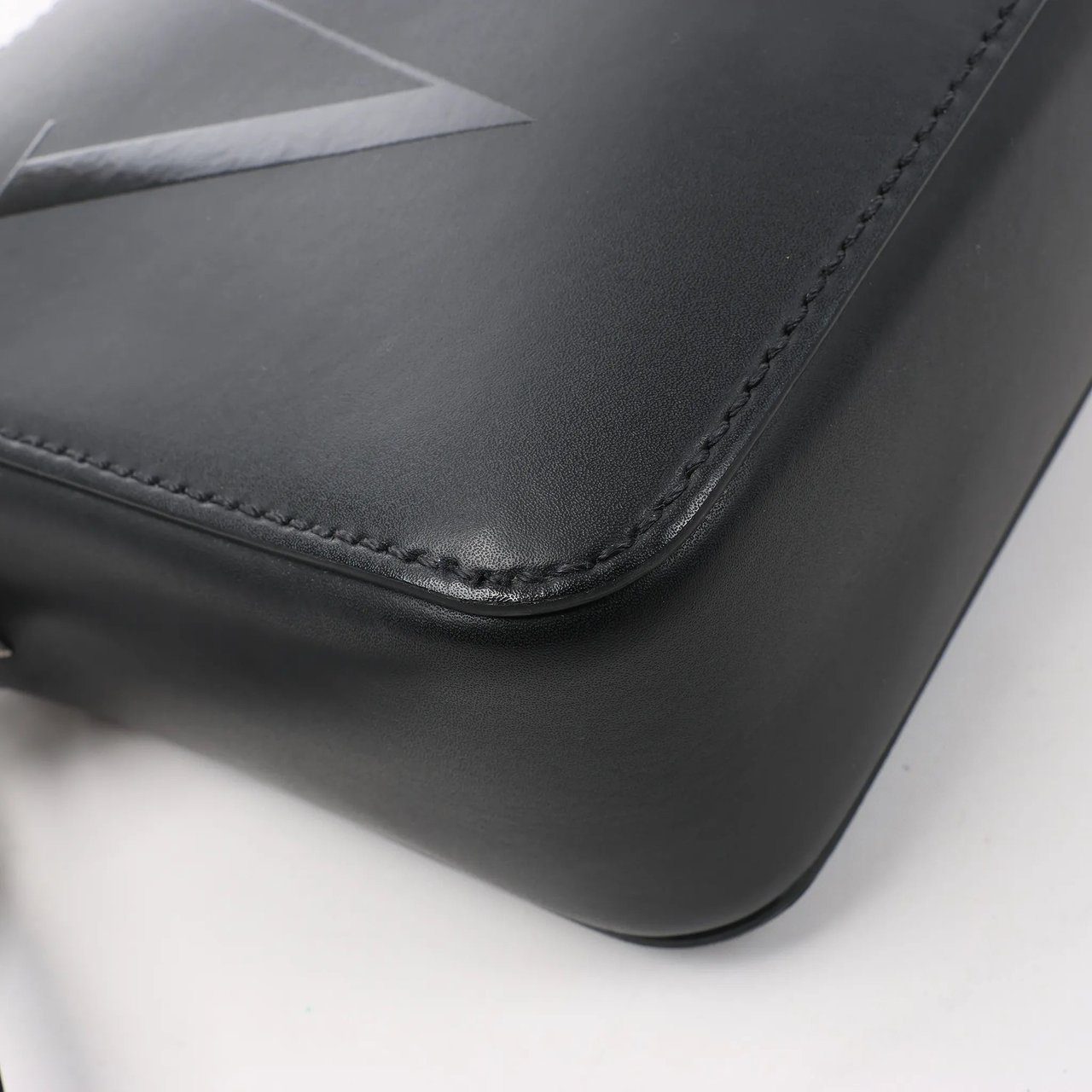Valentino Garavani VLTN Leather Shoulder Bag in Black Zwart