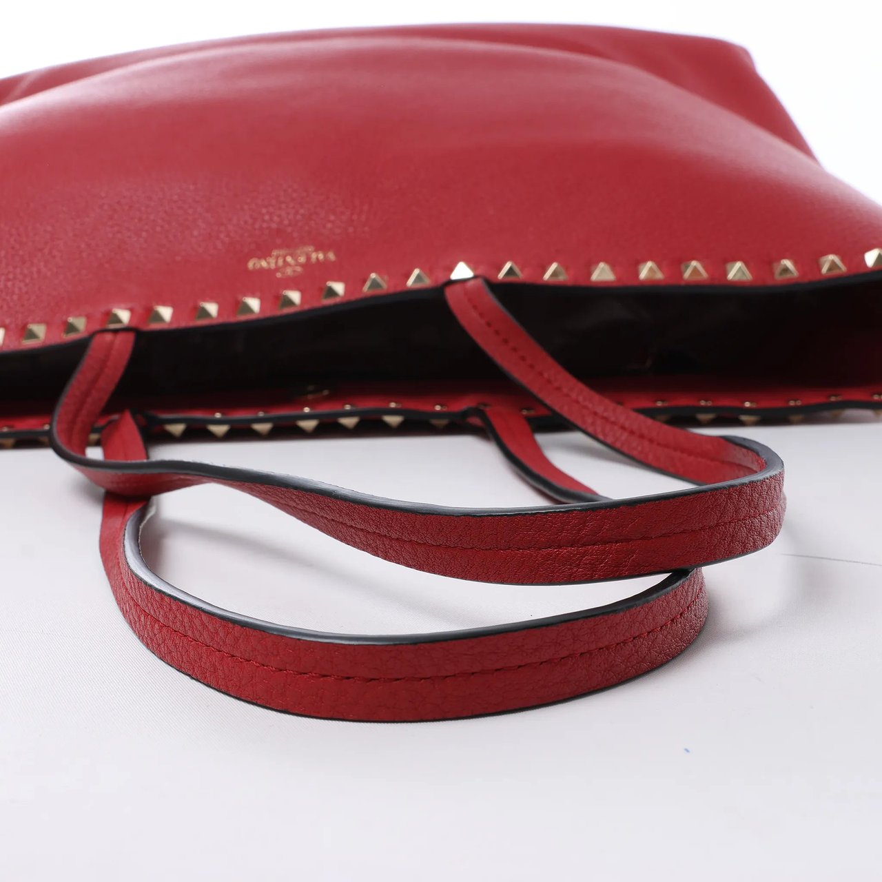 Valentino Garavani Rockstud Leather Shoulder Bag in Red Divers