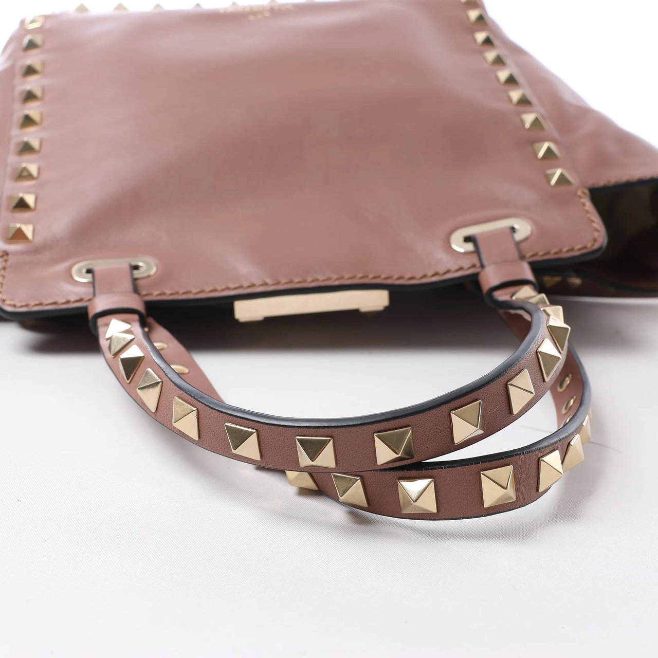 Valentino Garavani Rockstud Leather 2Way Handbag in Dusty Pink Roze