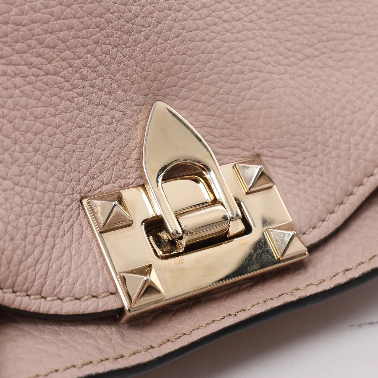 Valentino Garavani Rockstud Leather 2Way Handbag in Dusty Pink Roze