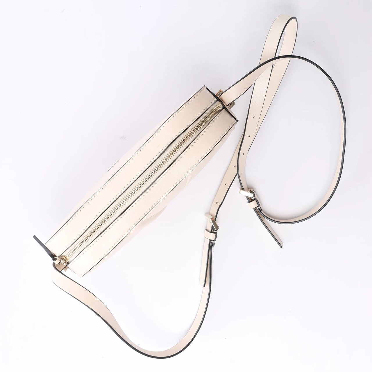 Valentino Garavani V logo Leather Crossbody Bag in Pink Roze