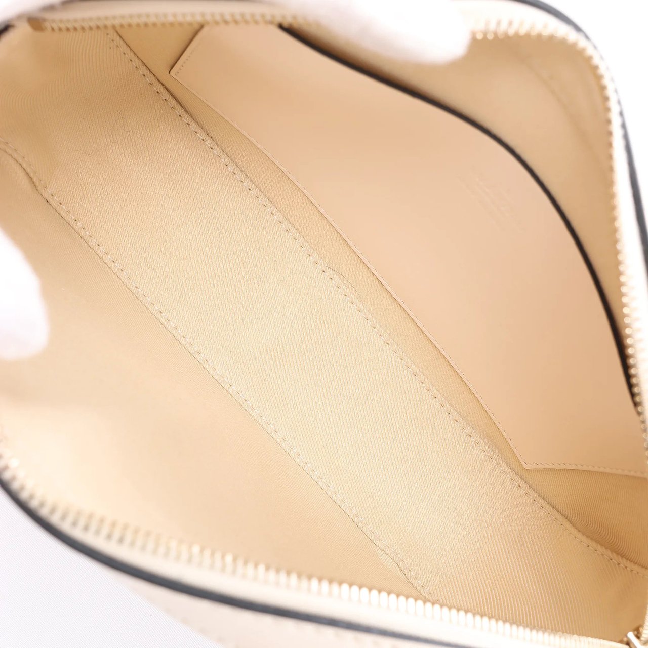 Valentino Garavani V logo Leather Crossbody Bag in Pink Roze