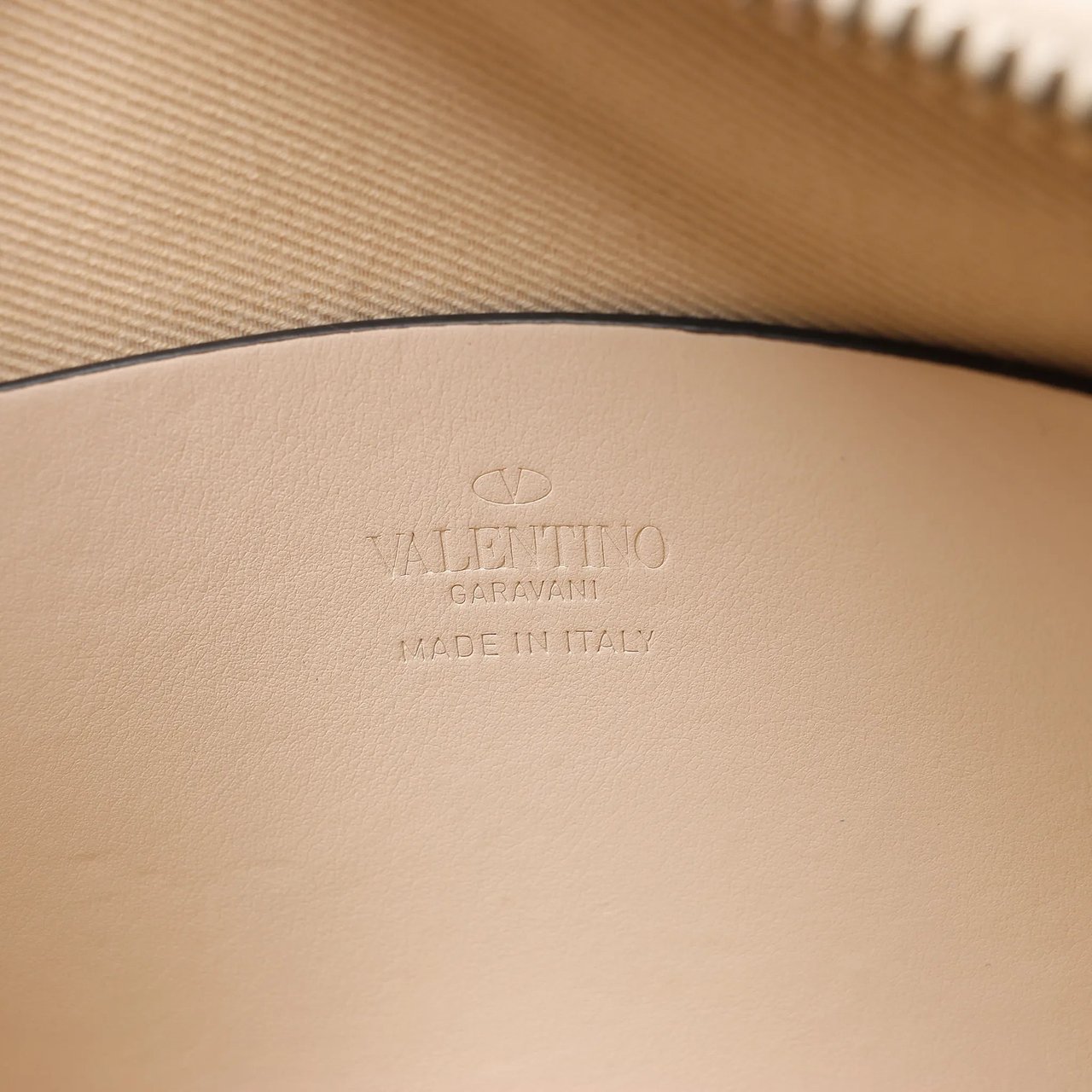 Valentino Garavani V logo Leather Crossbody Bag in Pink Roze