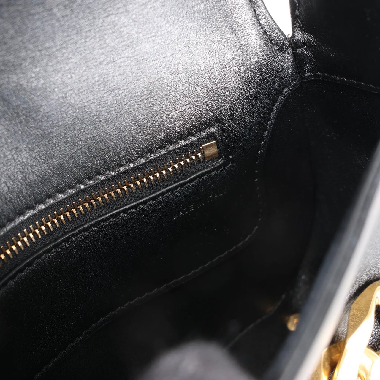 Valentino Garavani VLogo Leather Shoulder bag in Black Zwart