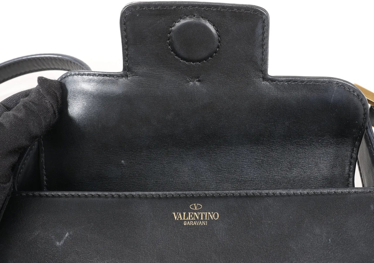 Valentino Garavani VLogo Leather Shoulder bag in Black Zwart