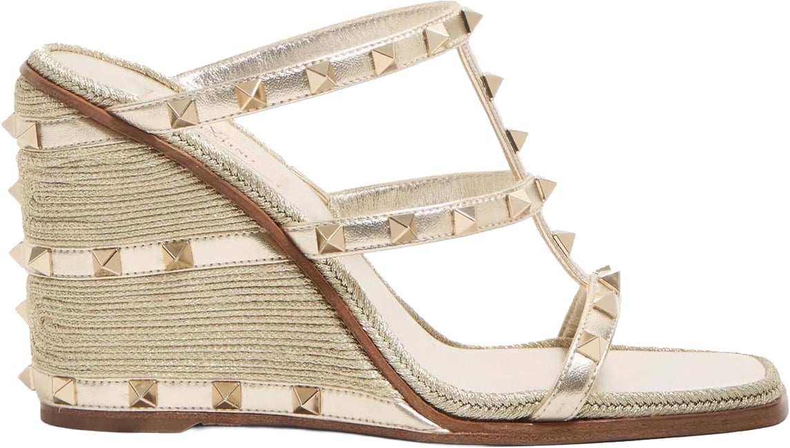 Valentino Garavani Valentino Garavani Rockstud Wedge Mules Goud