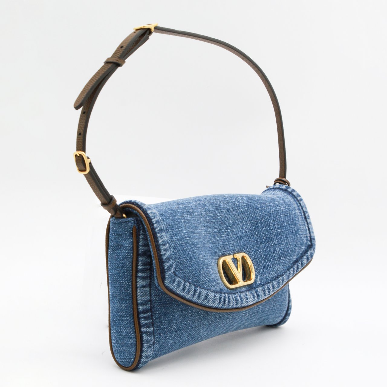 Valentino Garavani Structured Denim Shoulder Bag With Gold-Tone Emblem Blauw