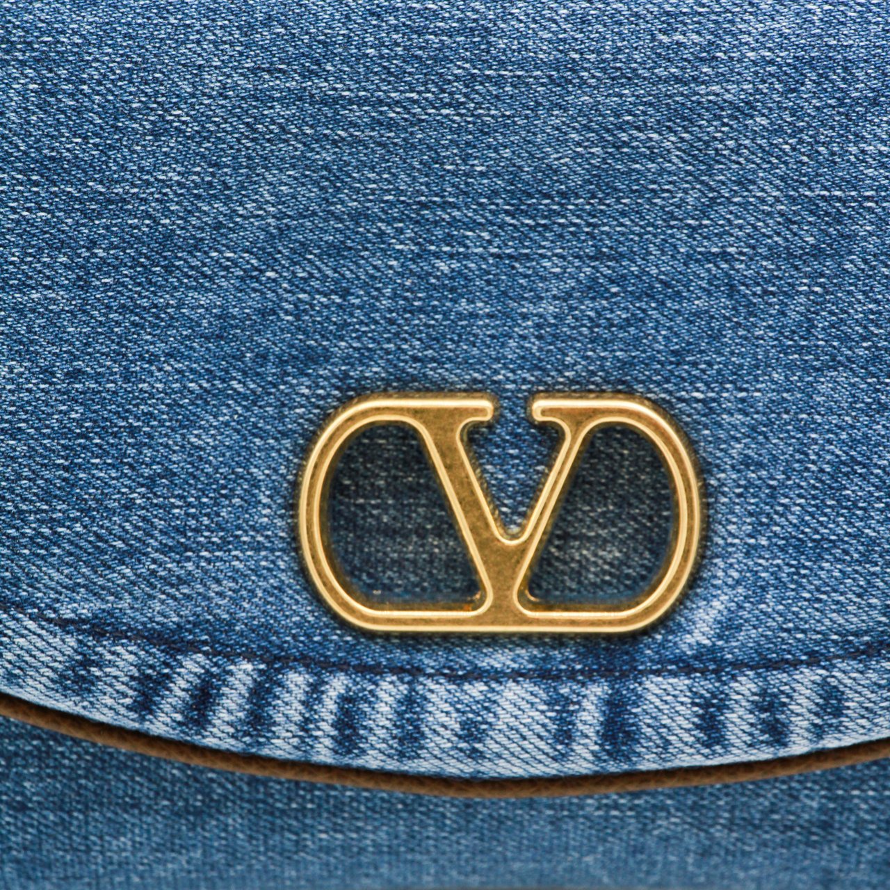 Valentino Garavani Structured Denim Shoulder Bag With Gold-Tone Emblem Blauw