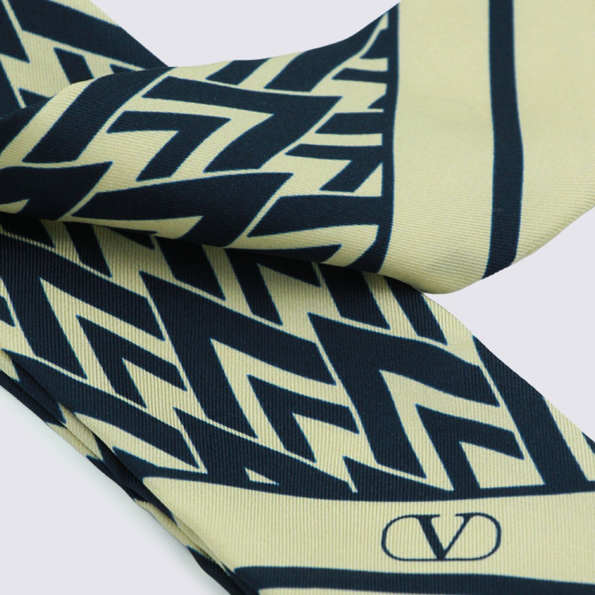 Valentino Garavani Narrow Geometric Scarf With Contrasting Zigzag Pattern Zwart