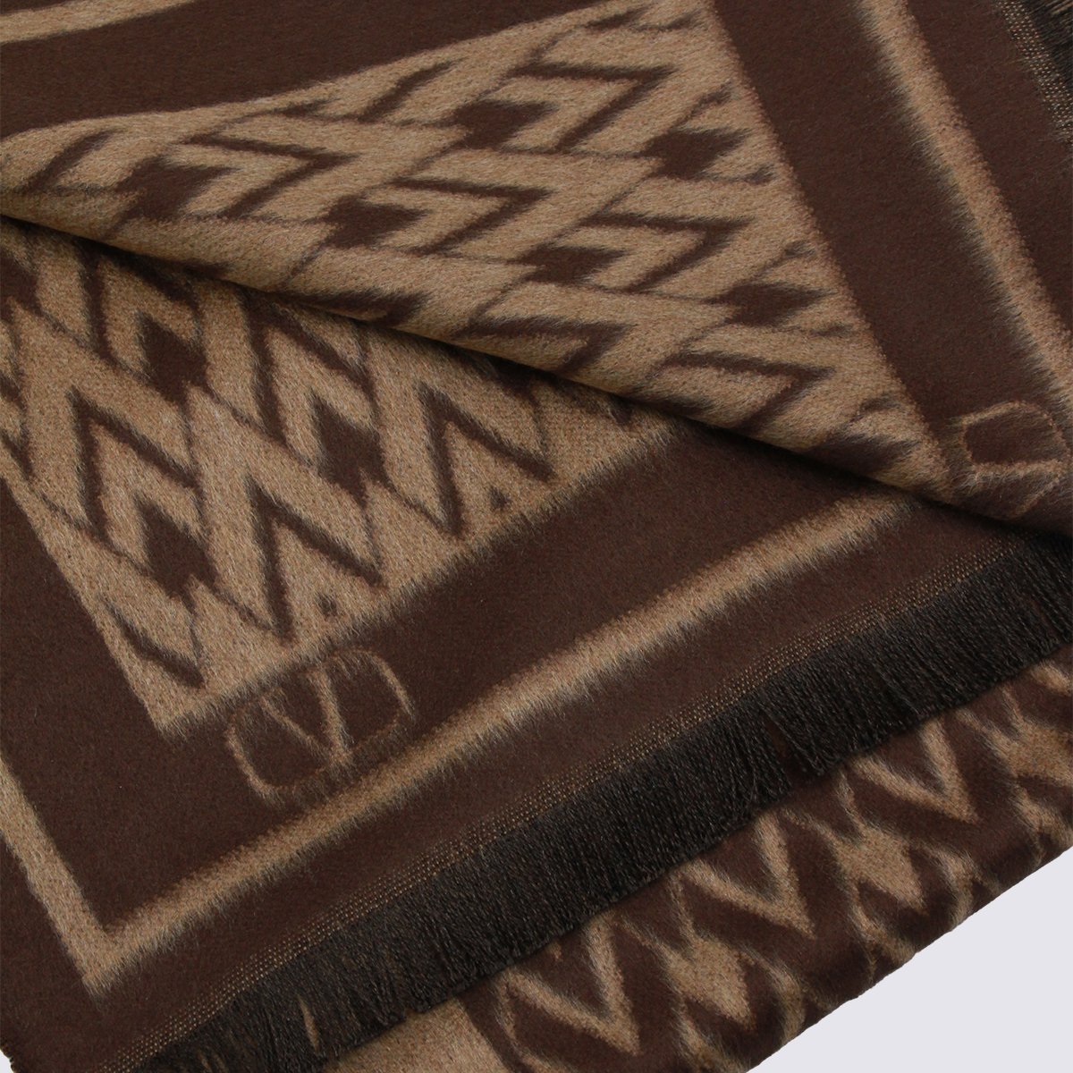 Valentino Garavani Rectangular Brown Geometric Pattern Scarf With Fringed Edges Zwart