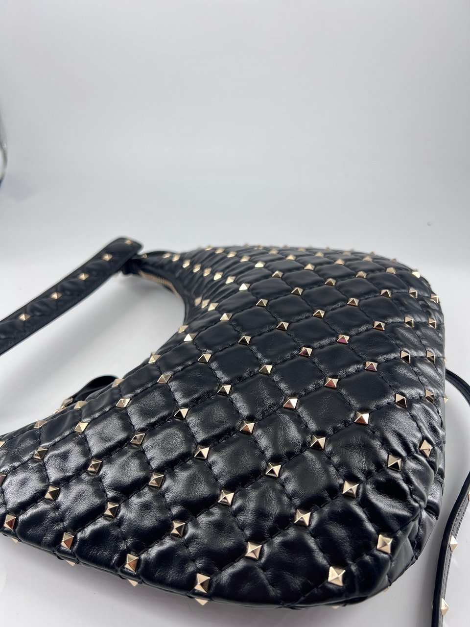 Valentino Garavani Valentino Garavani Rockstud Bow Double Zip Wristlet Clutch Leather Small Zwart