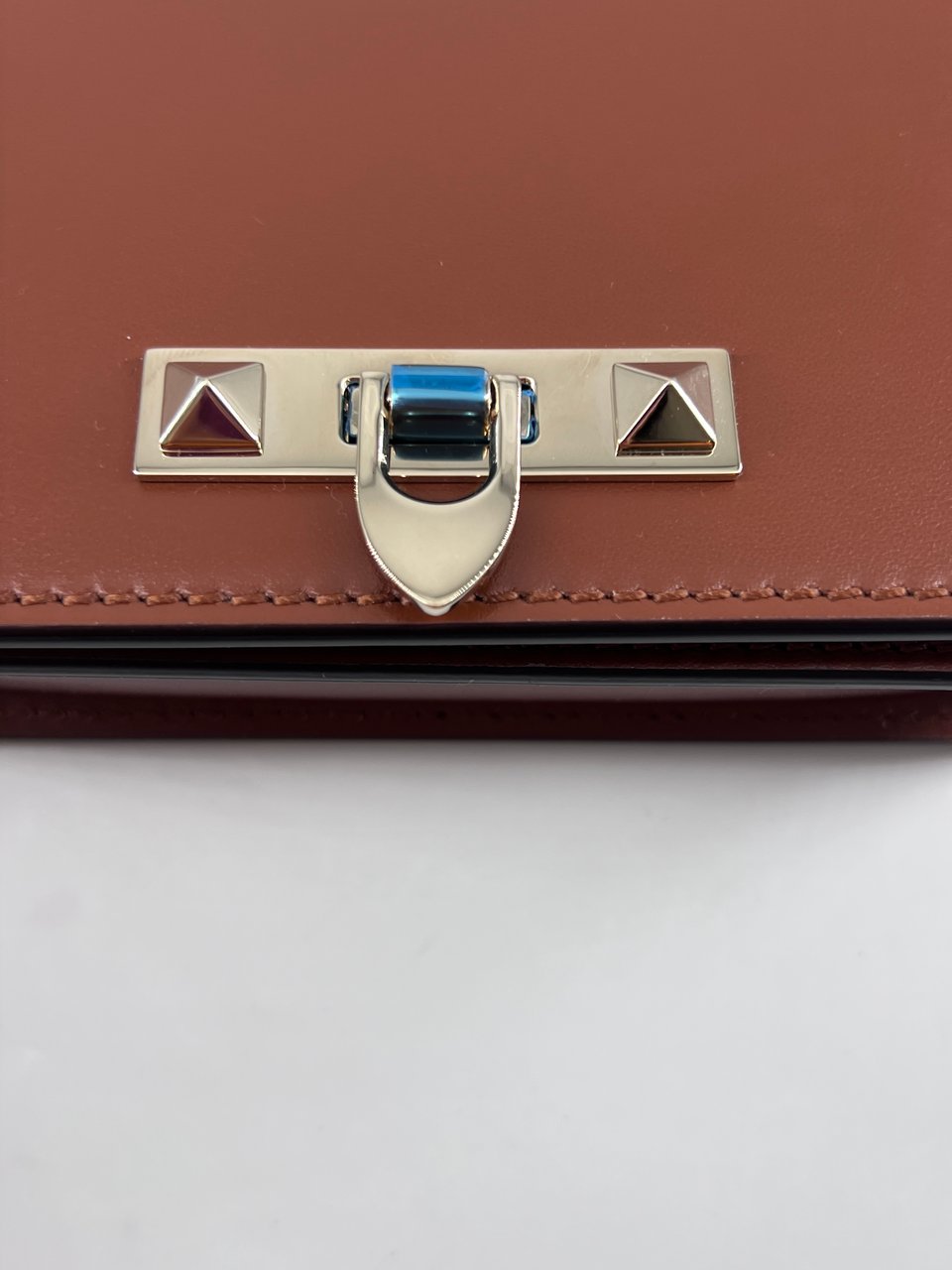 Valentino Garavani Valentino Garavani Rockstud Flip Lock Flap Bag Leather Small Bruin