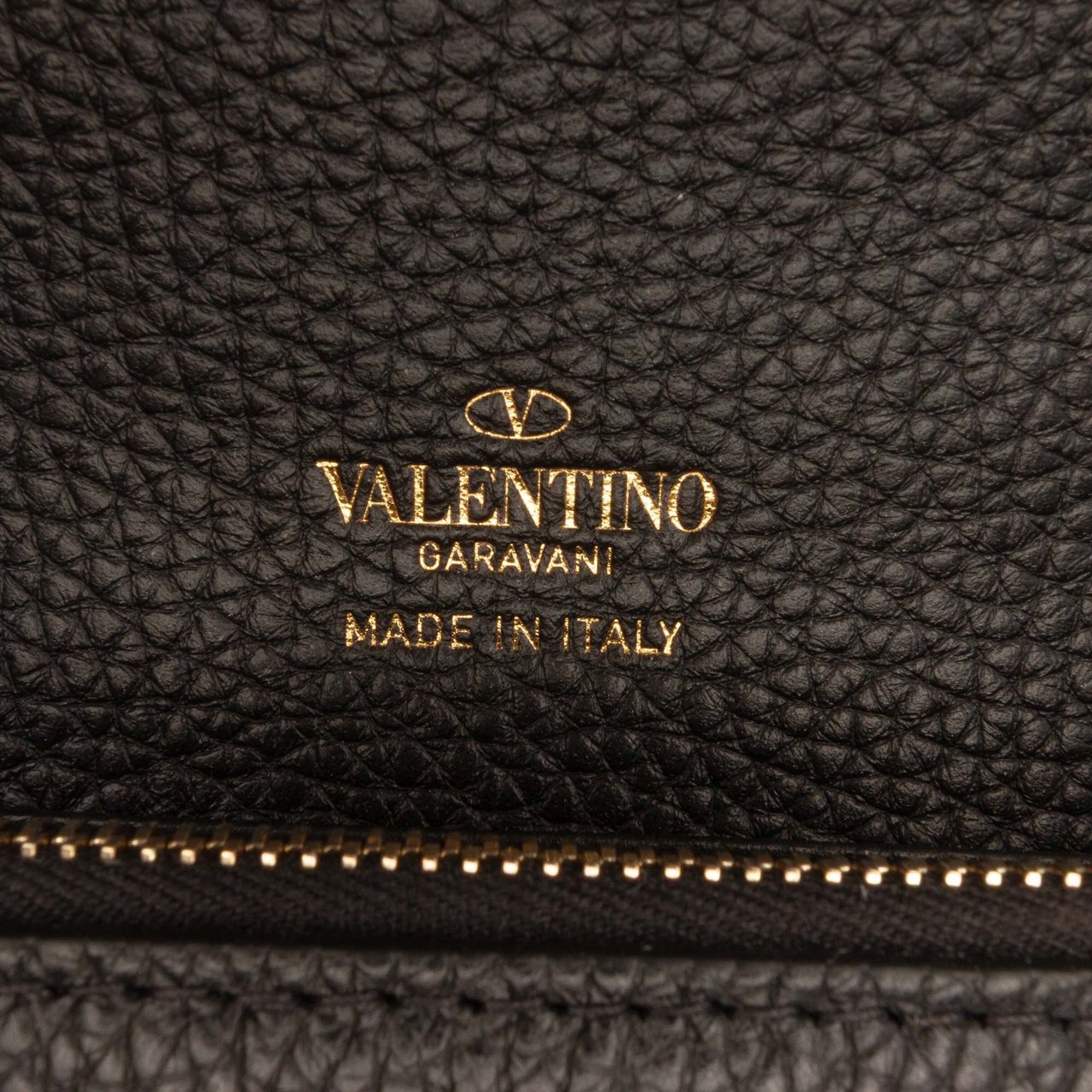 Valentino Pebbled Calfskin Rockstud Flip Lock Wallet On Chain Zwart