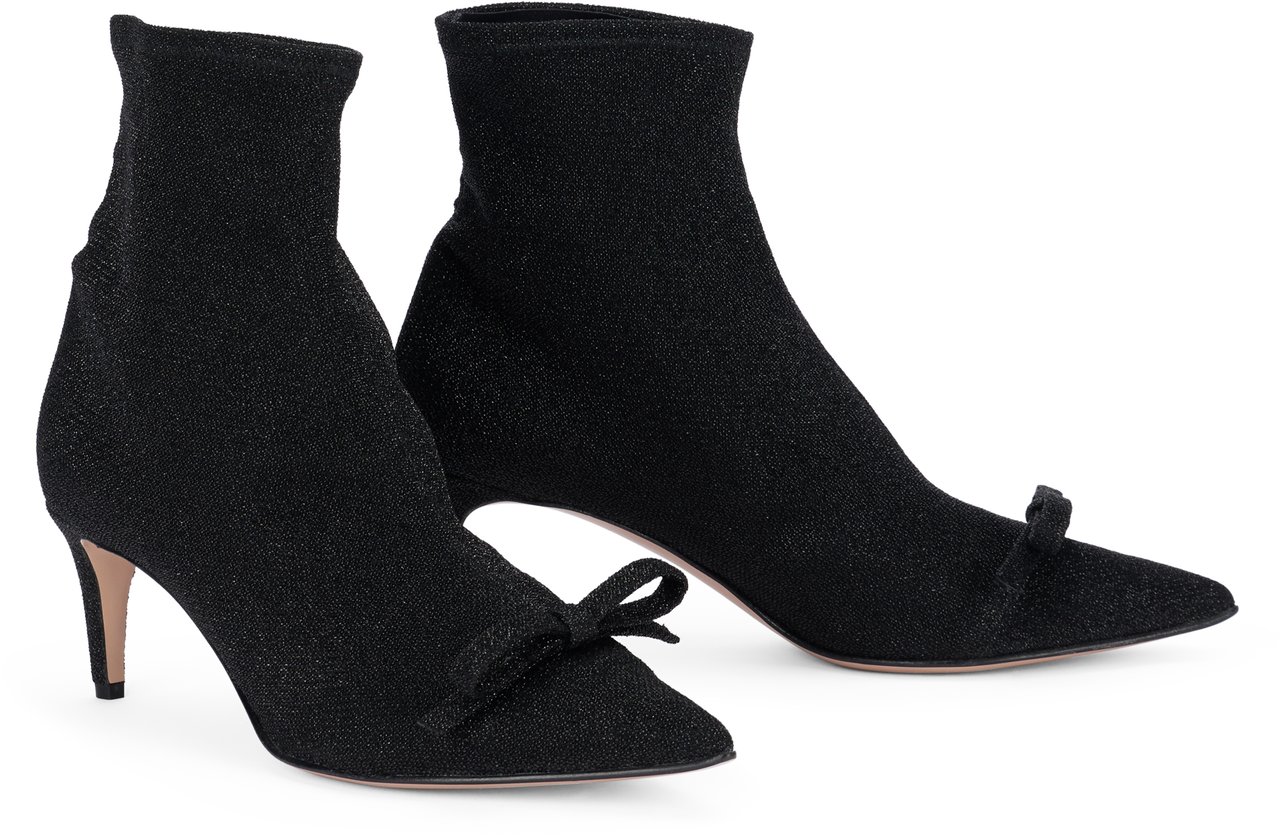 Valentino Elegant black ankle boot with heel, modern and chic. Zwart