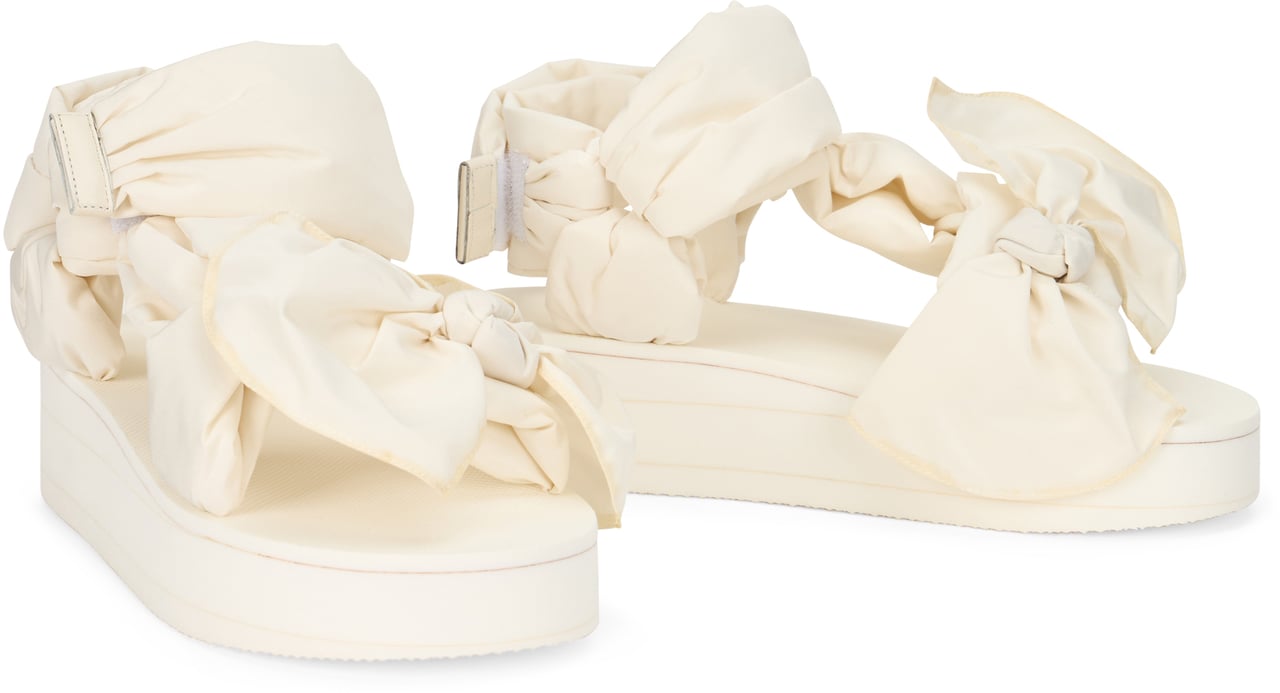 Valentino Summer platform sandals in white cream color with a casual and versatile design. Neutraal