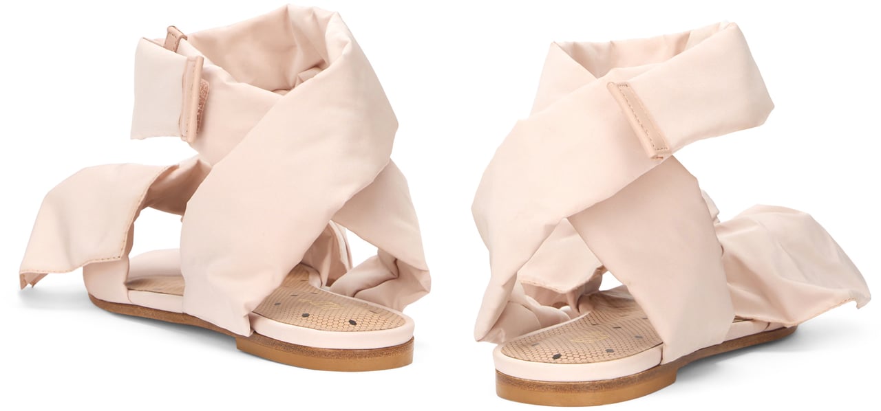 Valentino Pale pink summer sandals with bow and adjustable strap. Neutraal