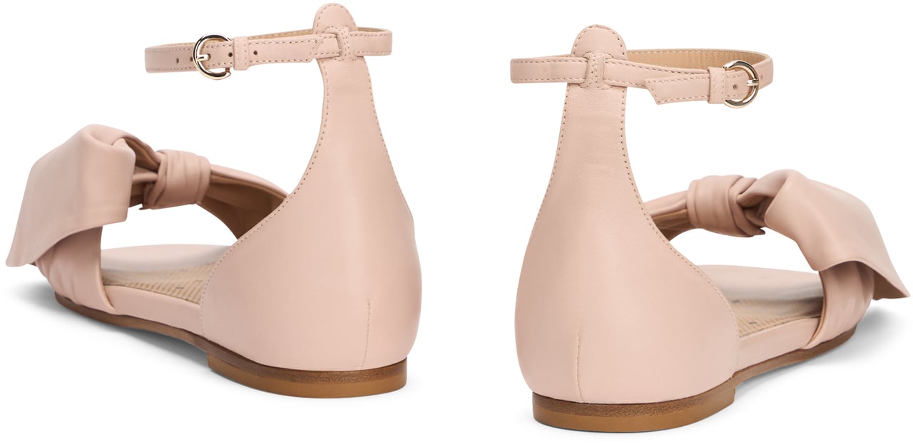 Valentino Pink low sandals with a stylish and versatile strap Roze