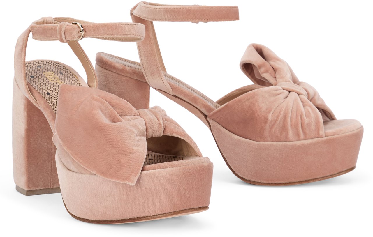 Valentino Elegant high-heeled sandals in pink. Roze