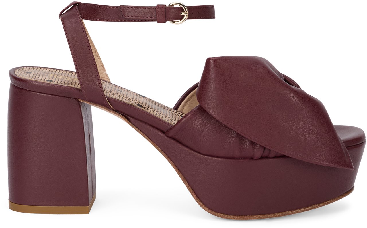 Valentino Elegant bordeaux sandal with heel, elegant and modern. Rood