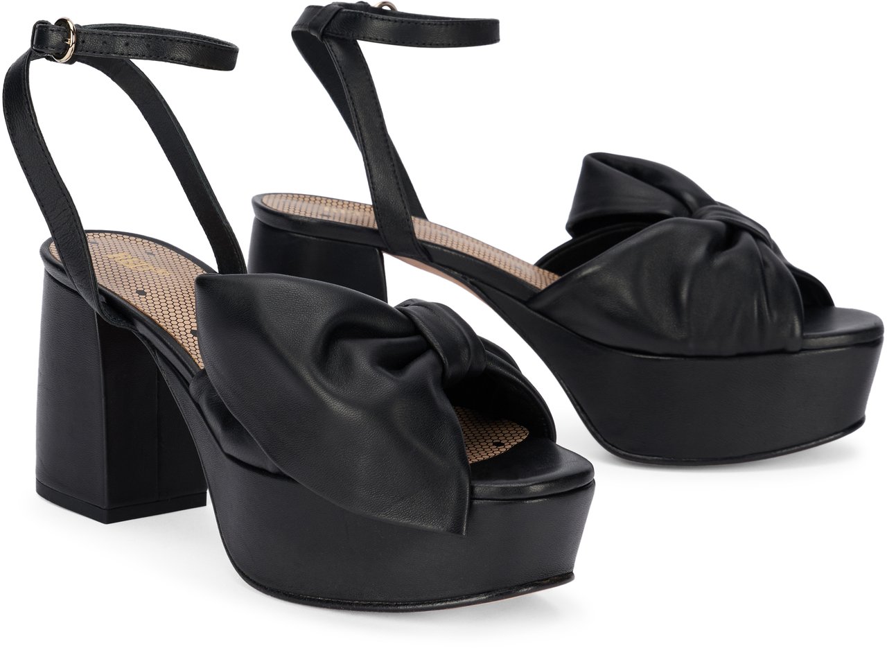Valentino Elegant black sandal with high heel, elegant and modern. Zwart