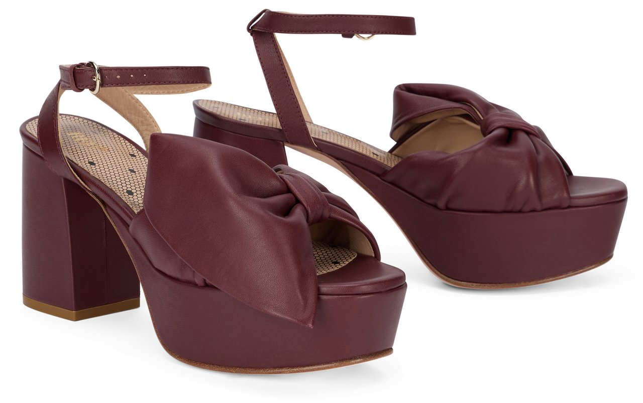 Valentino Elegant bordeaux sandal with heel, elegant and modern. Rood