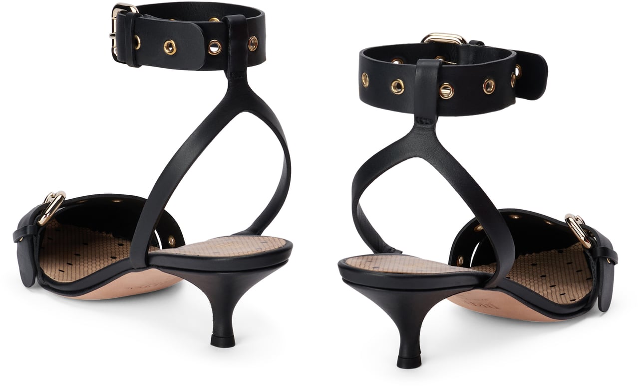 Valentino Elegant black shoe with kitten heel, versatile and chic Zwart