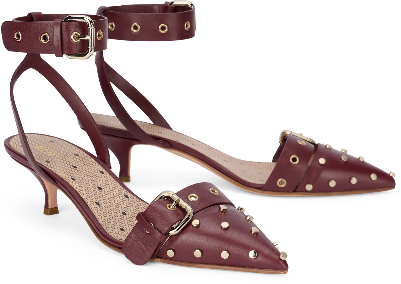 Valentino Elegant low-heeled shoes in burgundy color, versatile and chic. Rood