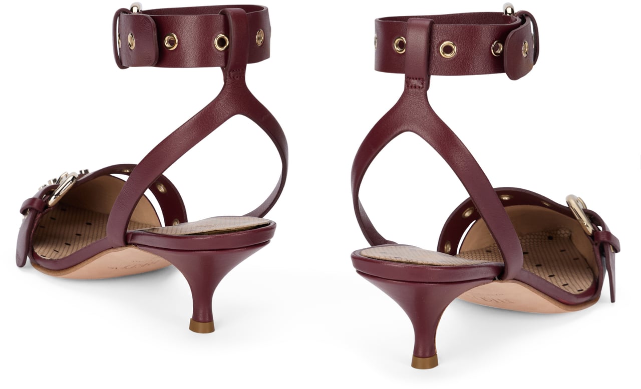 Valentino Elegant low-heeled shoes in burgundy color, versatile and chic. Rood