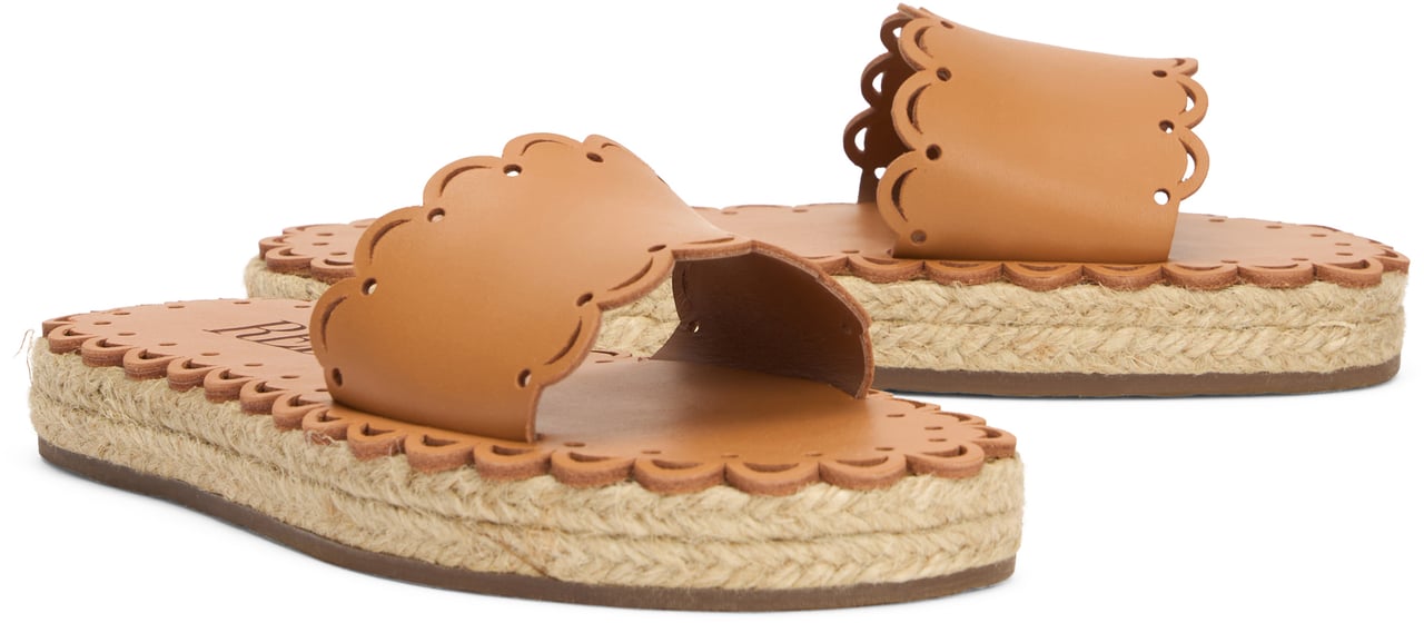 Valentino Camel colored elegant sandal with platform sole. Neutraal