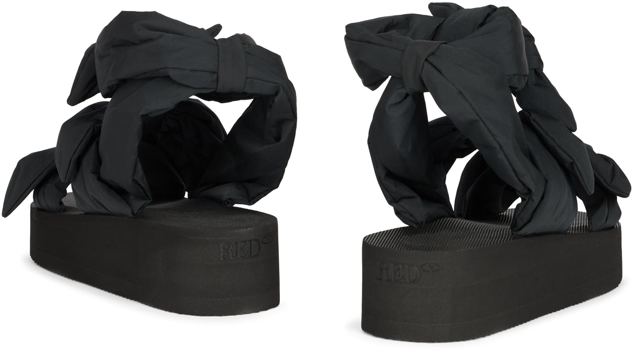 Valentino Modern black sandal with platform and wraparound strap. Zwart