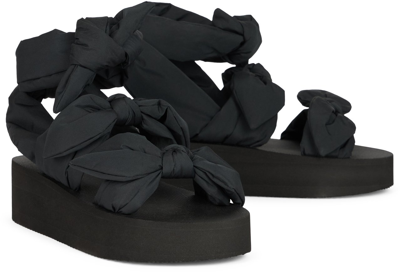 Valentino Modern black sandal with platform and wraparound strap. Zwart