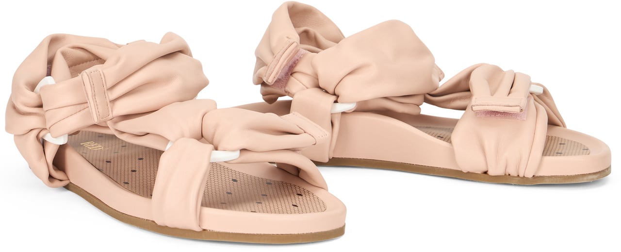Valentino Light pink sandals with adjustable buckle. Roze