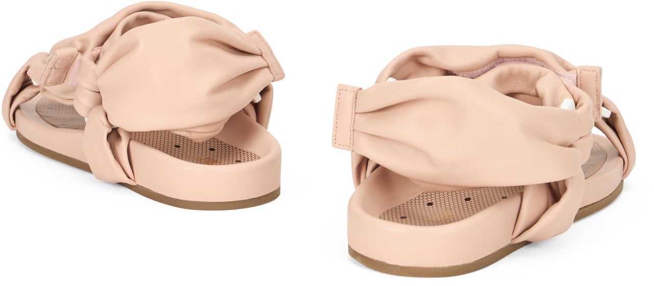 Valentino Light pink sandals with adjustable buckle. Roze