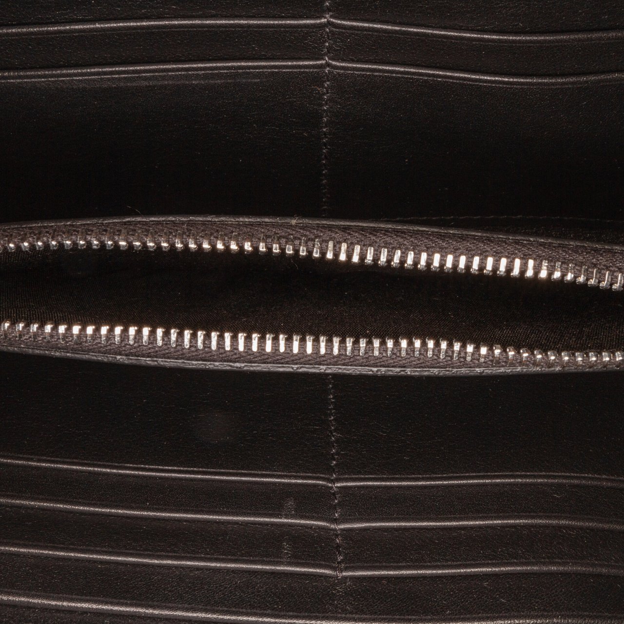 Valentino Studded Zip Around Wallet Zwart