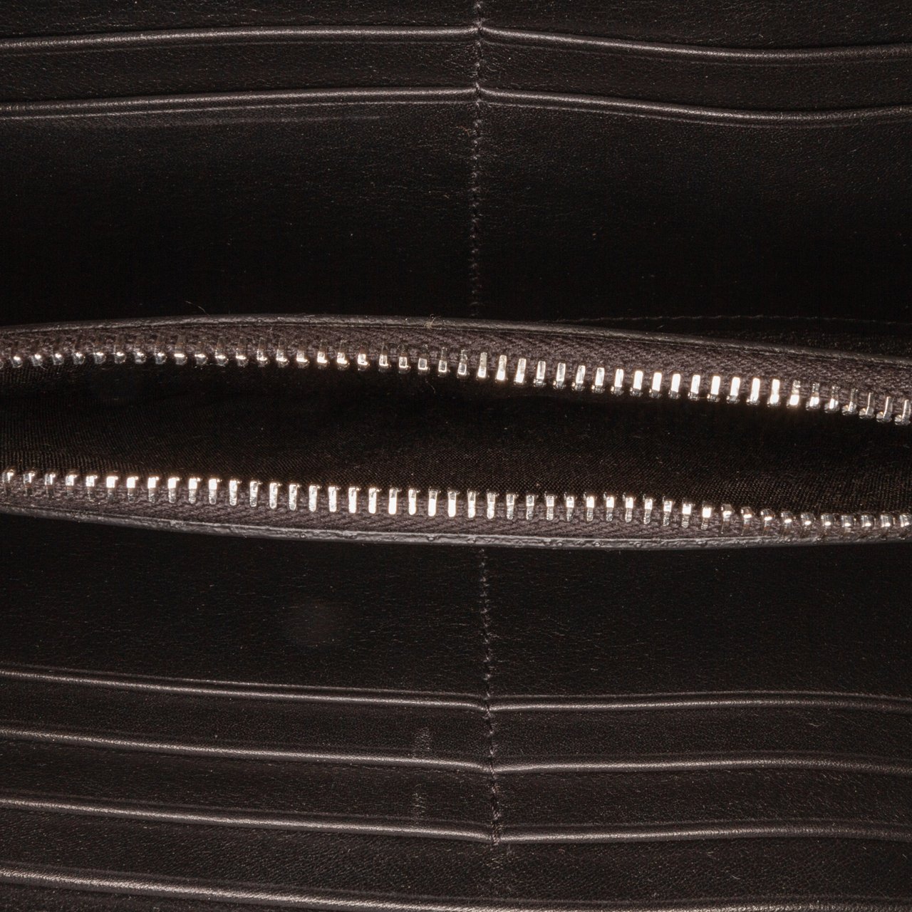 Valentino Studded Zip Around Wallet Zwart