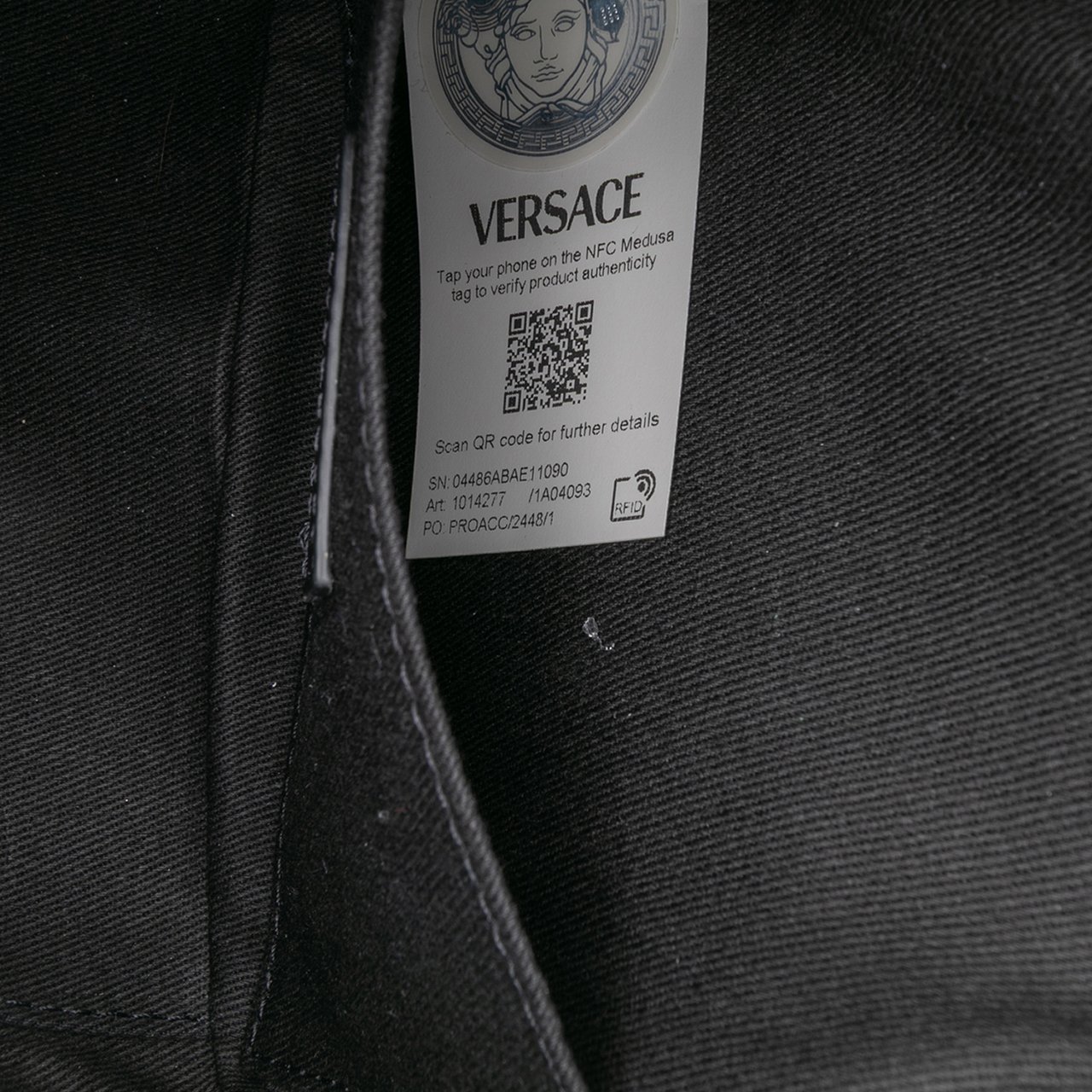 Versace Grainy Calfskin Virtus V Camera Bag Zwart