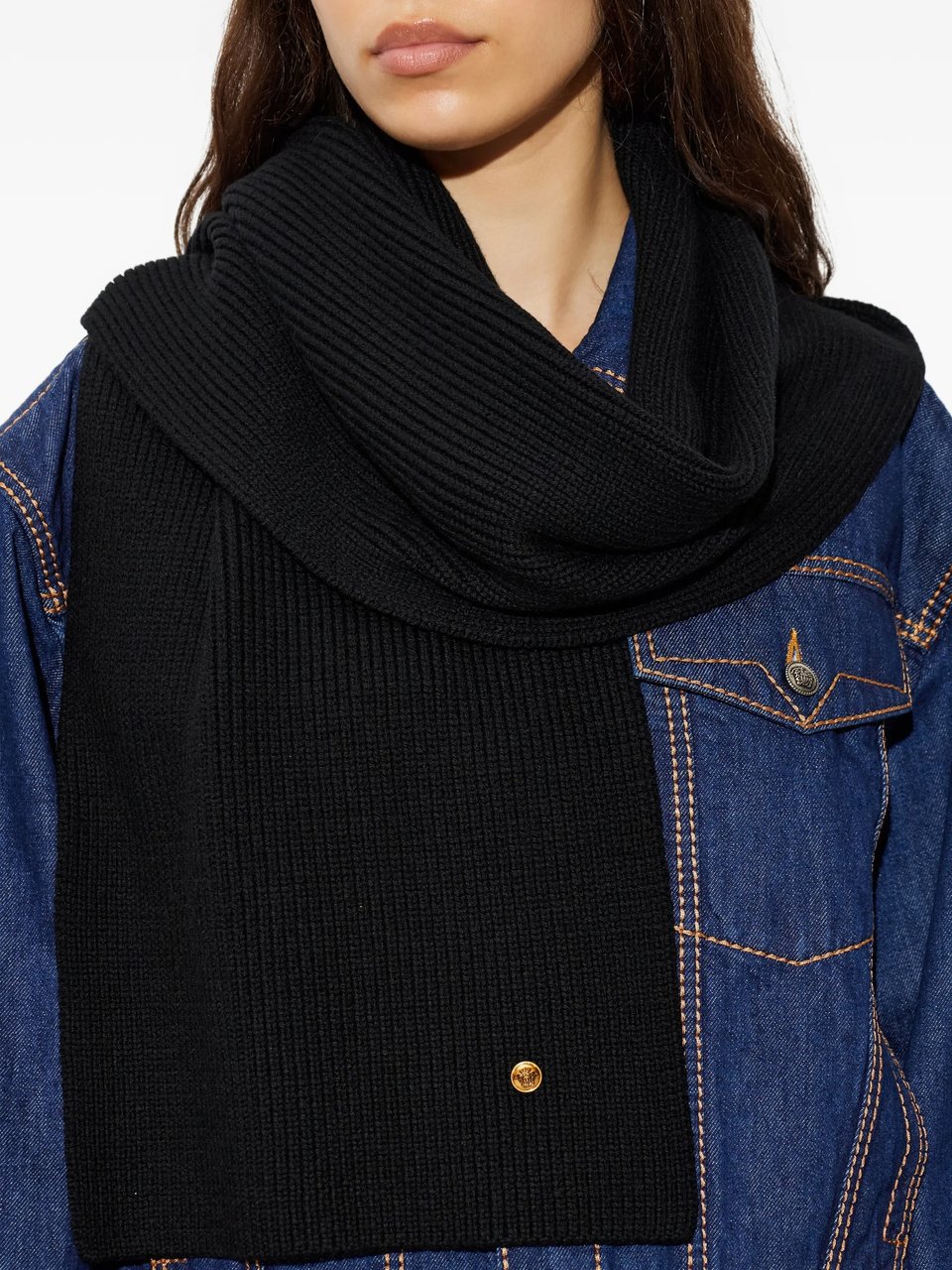 Versace Soft Wool Knit Scarf With Gold Emblem Zwart