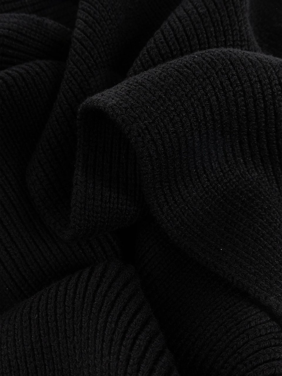 Versace Soft Wool Knit Scarf With Gold Emblem Zwart