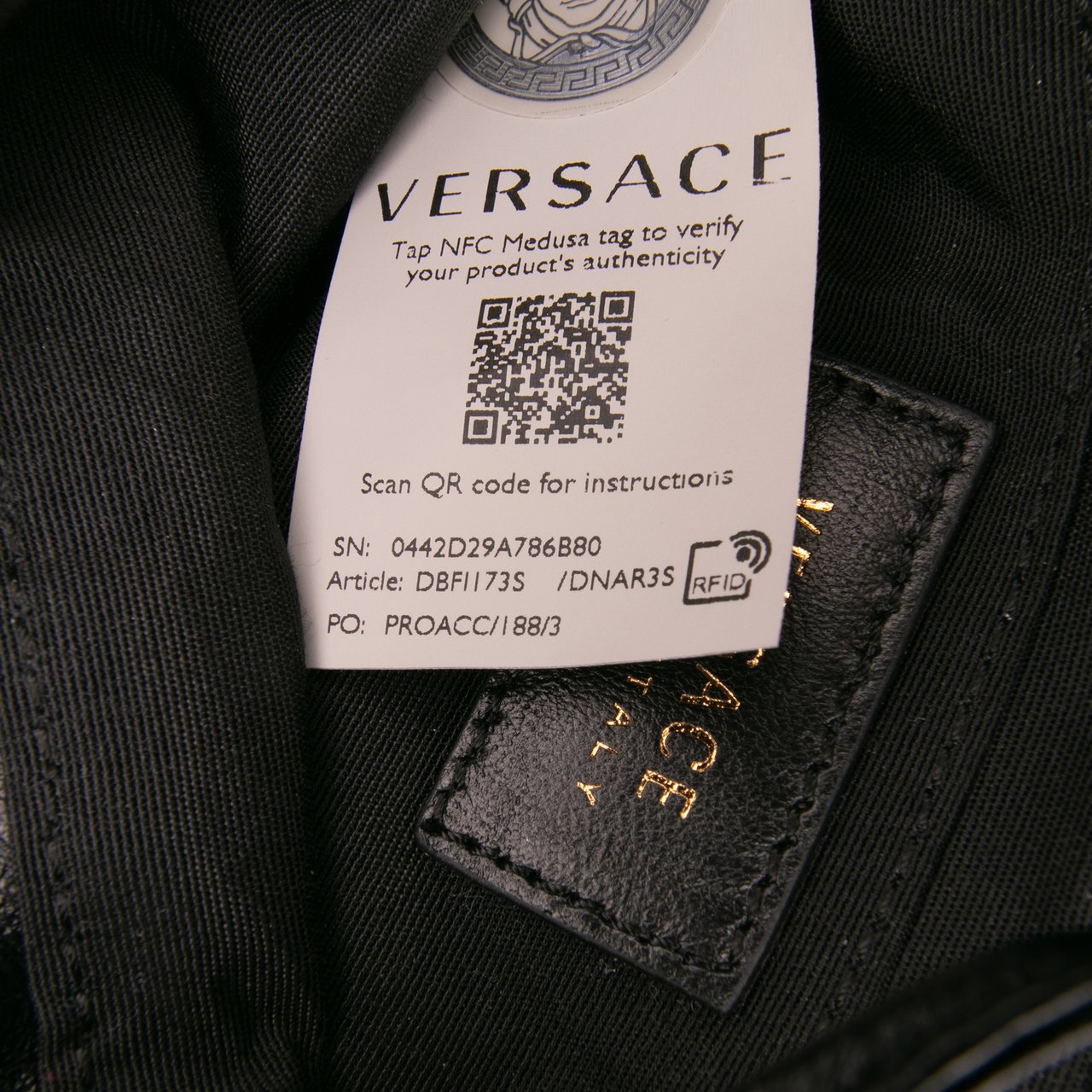 Versace Quilted Calfskin La Medusa Drawstring Bucket Bag Zwart