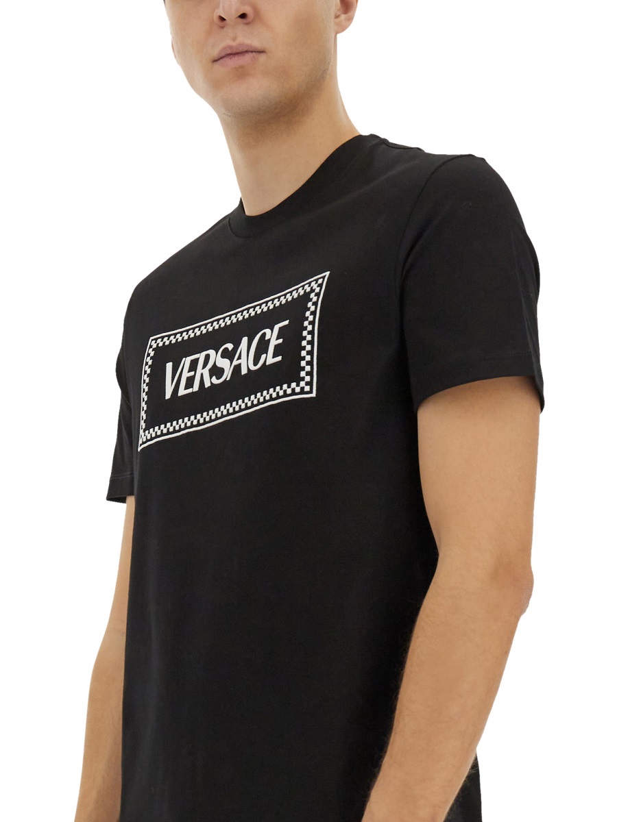 Versace T-SHIRT WITH '90S VINTAGE EMBROIDERED LOGO Zwart