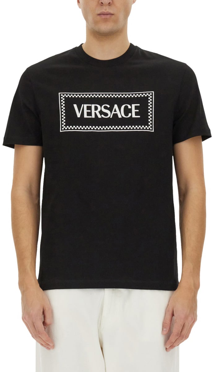 Versace T-SHIRT WITH '90S VINTAGE EMBROIDERED LOGO Zwart