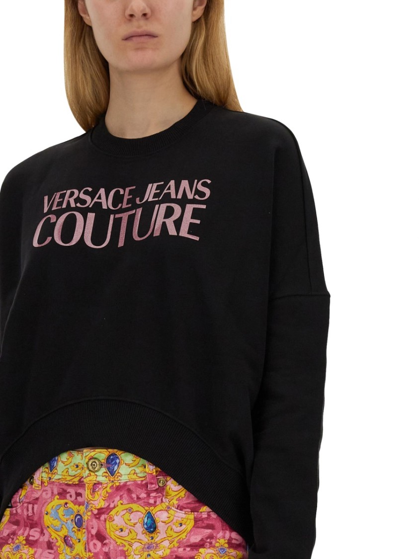 Versace Jeans Couture Cropped Fit Sweatshirt With Bold Logo Detail Zwart
