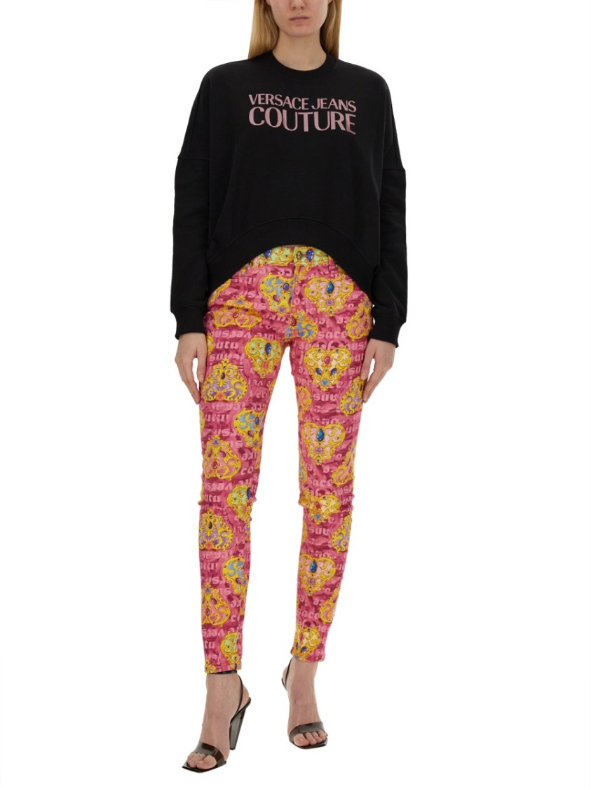 Versace Jeans Couture Cropped Fit Sweatshirt With Bold Logo Detail Zwart