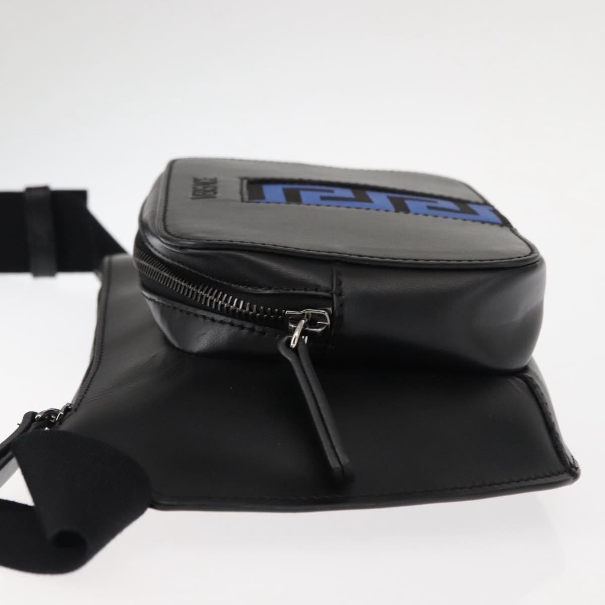 Versace Crossbody Pouch Studded Leather Medium Zwart
