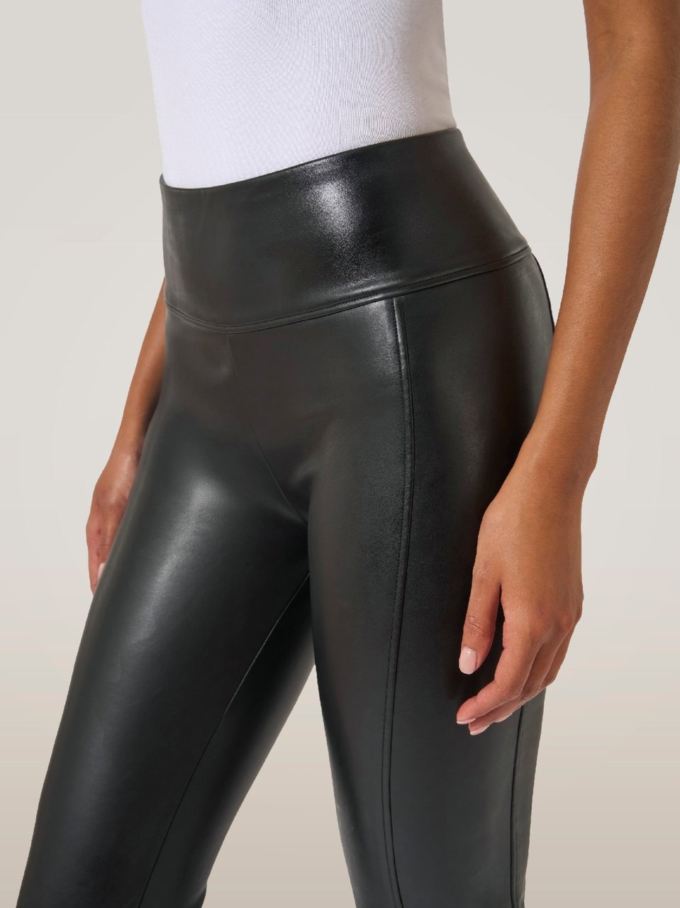Wolford Form-Fitting Trousers with Glossy Finish and High Waistband Zwart