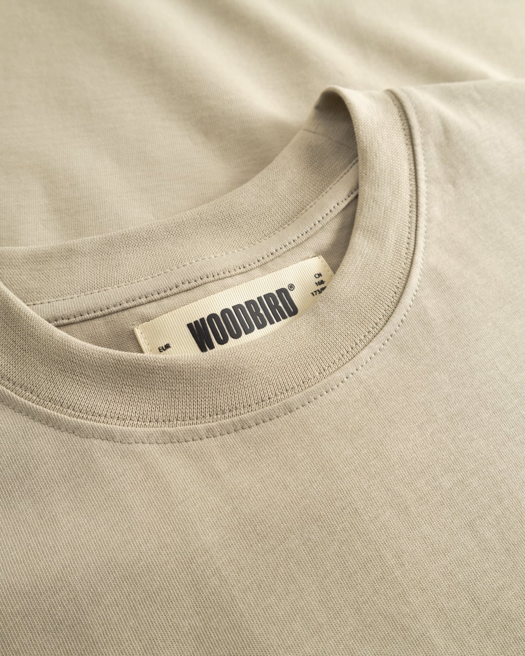 Woodbird Woodbird - Beam book tee - 2616-405 - Stone Grijs