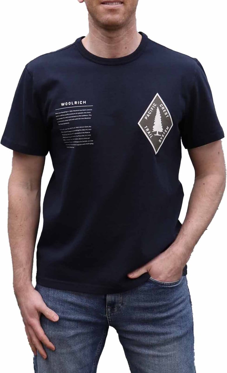 Woolrich Graphic Patch Tee Melton Blue Zwart