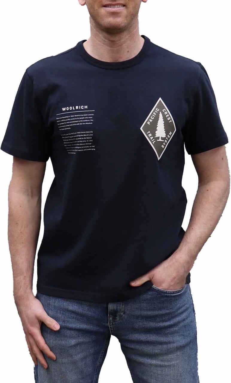 Woolrich Graphic Patch Tee Melton Blue Zwart