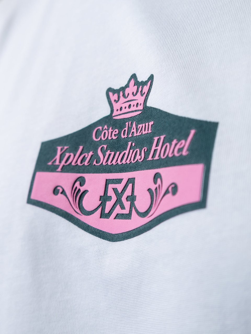 XPLCT Studios Hotel Tee | White Blauw