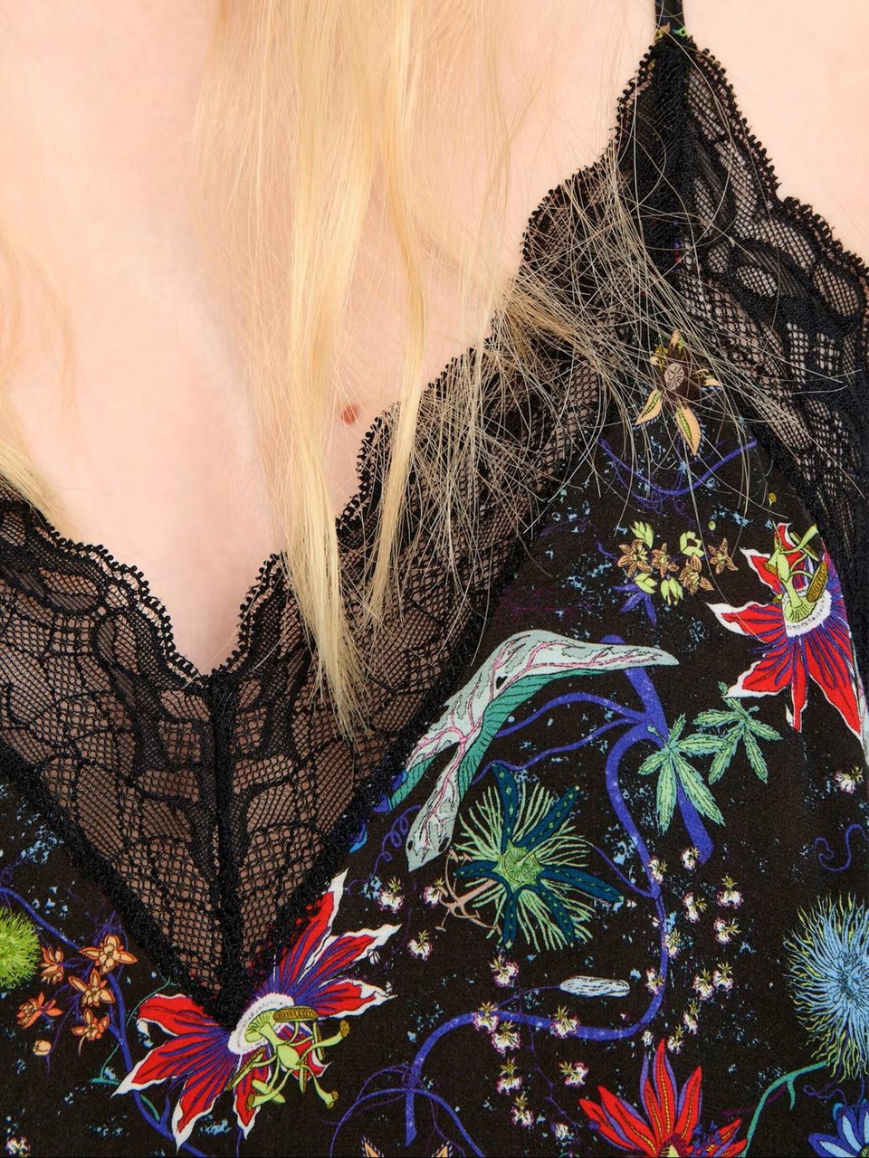 Zadig&Voltaire Sleeveless Top with Lace-Trimmed V-Neckline and Floral Print Grijs